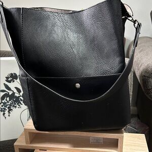 Elegant Black Leather Shoulder Bag